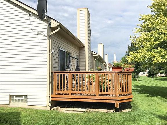 4th image of 366 N Oak Dr #1