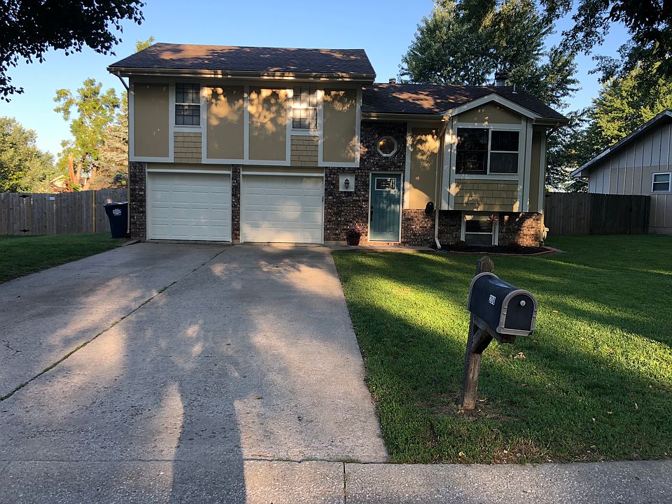 1st image of 208 SE Flagstone Dr