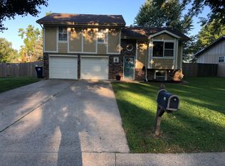 208 SE Flagstone Dr, Lees Summit, MO 64063