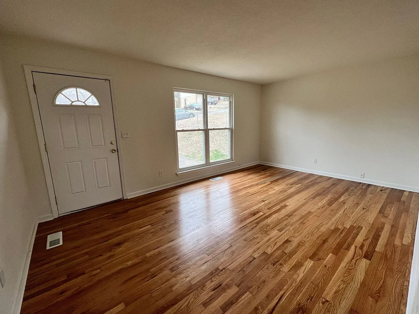 Coming Soon! 4 Bed/2bath For Rent! — Photo 2
