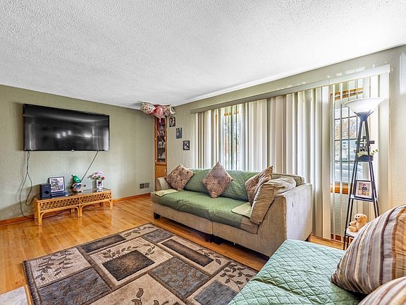 3rd image of 1017 Plaza Dr