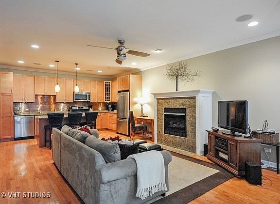 3rd image of 1523 N Artesian Ave #101