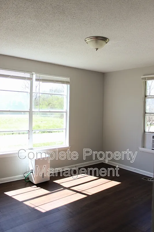 3 bed, 1.0 bath, 1950 sqft, $1,100 — Photo 2