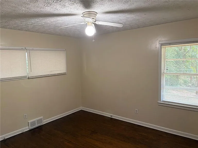 2064 Montrose Dr — Photo 12