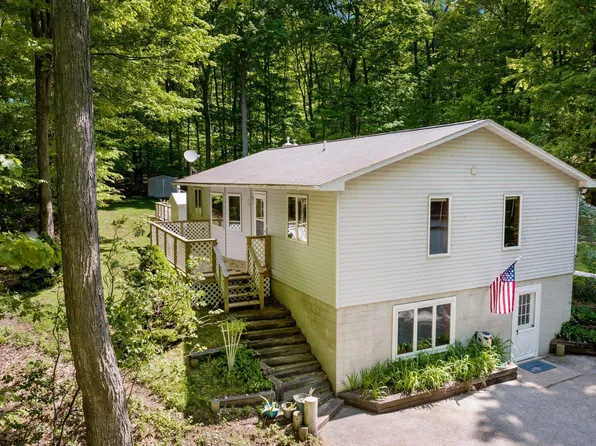 2057 Glory Rd, Frankfort, MI 49635
