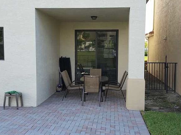 4th image of 827 NE 193rd Ter