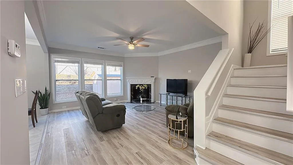 4 bed, 2.5 bath, 2165 sqft, $2,800 — Photo 4