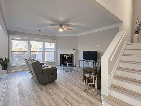 4th image of 3295 Briaroak Dr
