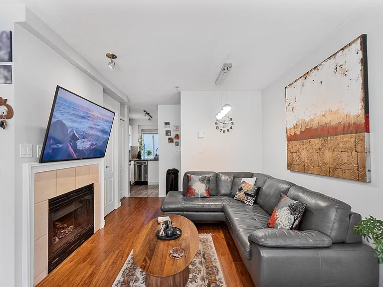 2106 Yew St — Photo 2