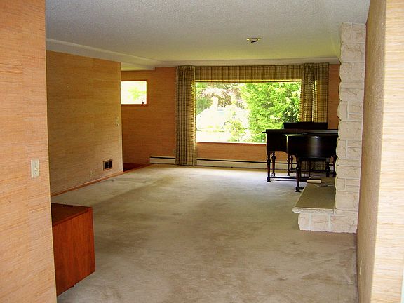 Spacious Living Room W/Fireplace!