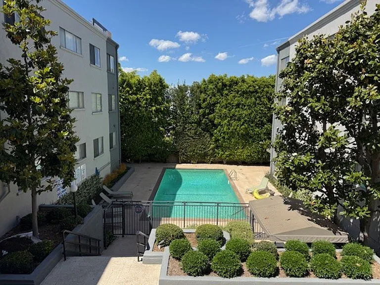 Encino Grand Manor — Photo 5