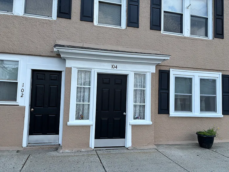 104 Elliott St — Photo 1