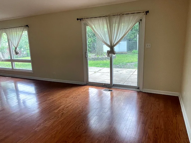 2S525 Lloyd Ave — Photo 11