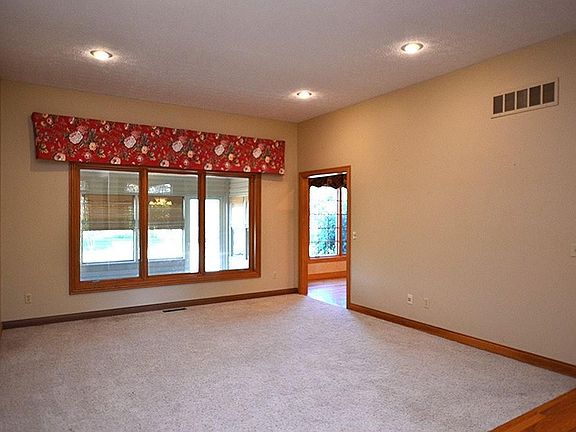 5th image of 2761 Meadowpoint Dr