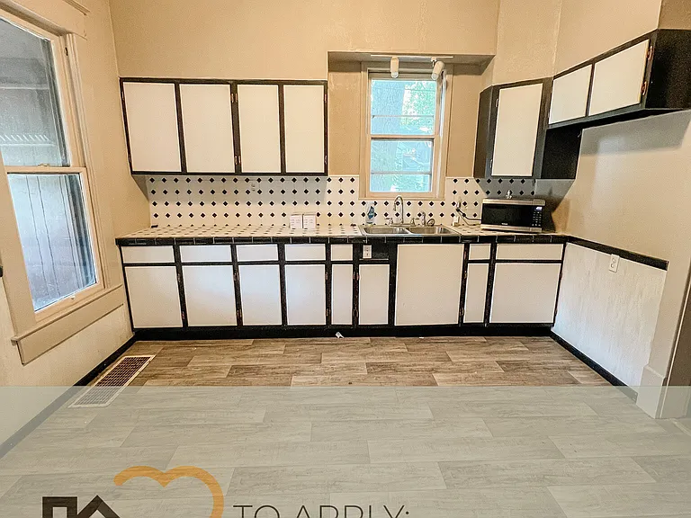 510 W Walnut St — Photo 3