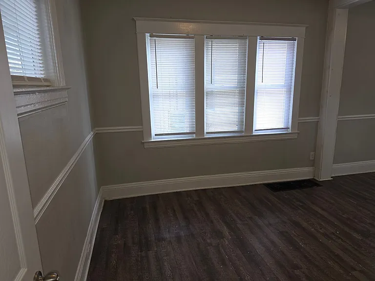 905 E Washington St — Photo 8