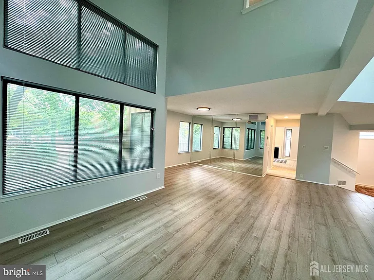 104 Sayre Dr — Photo 7