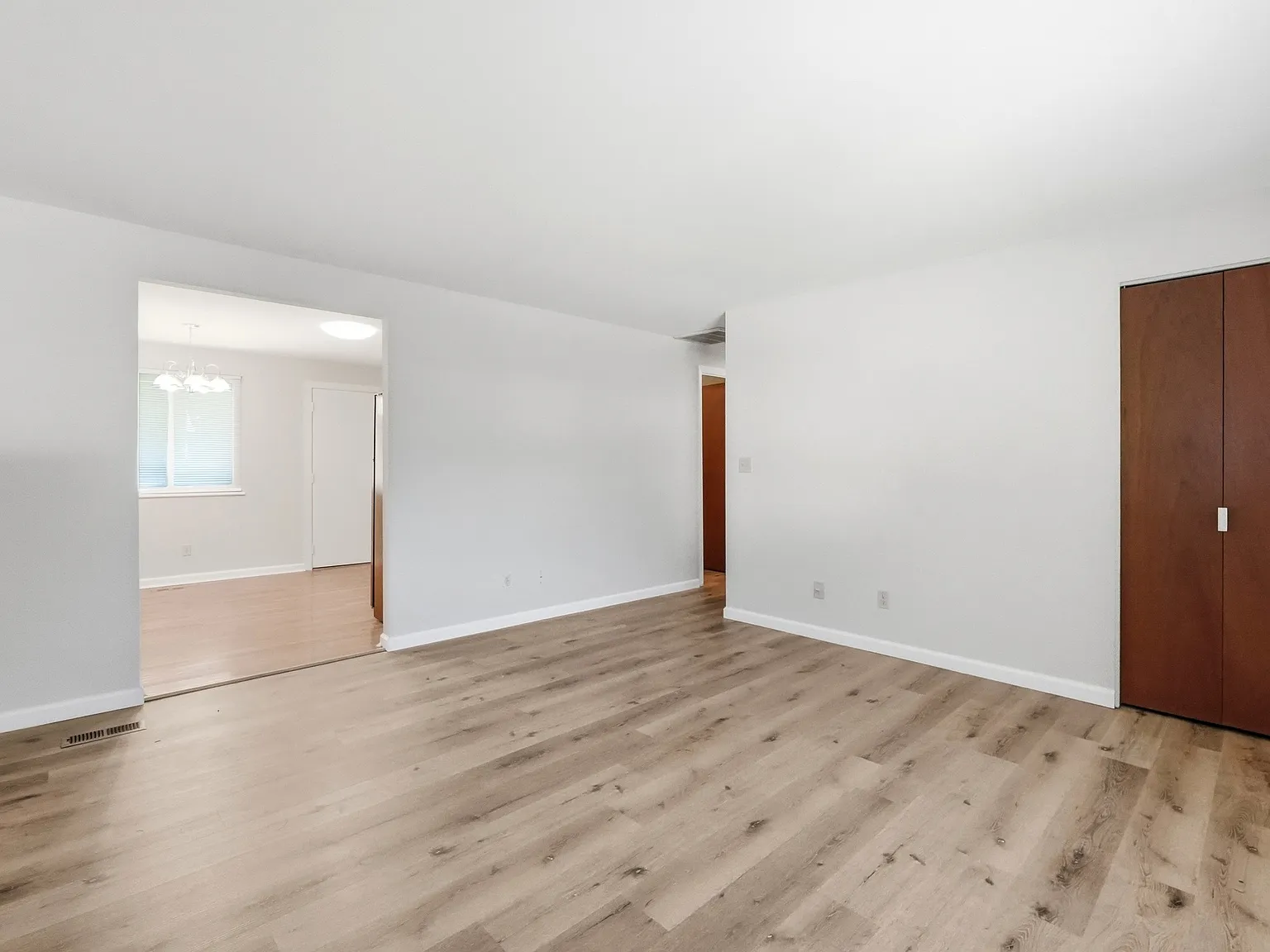 3 bed, 999 sqft, $1,700 — Photo 4