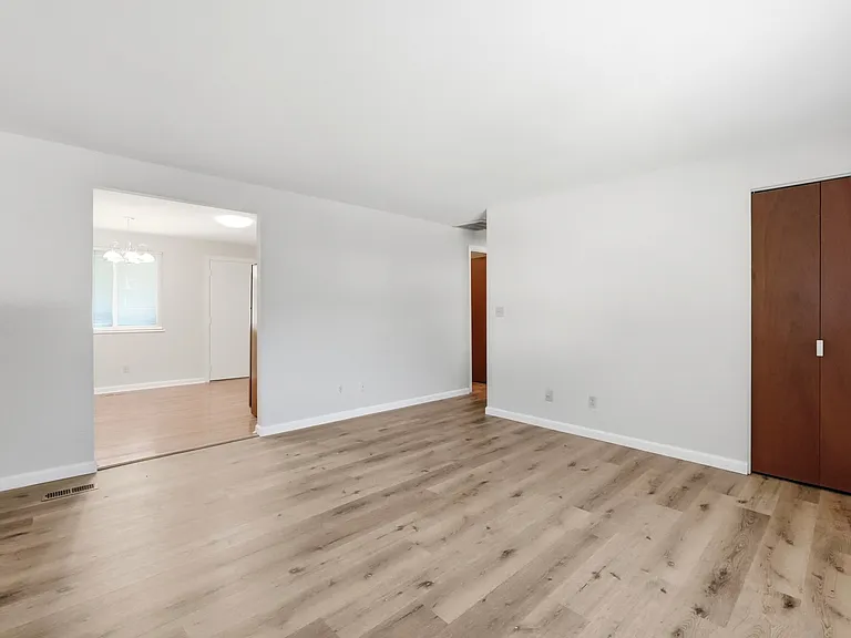 6537 Highbury Rd — Photo 4