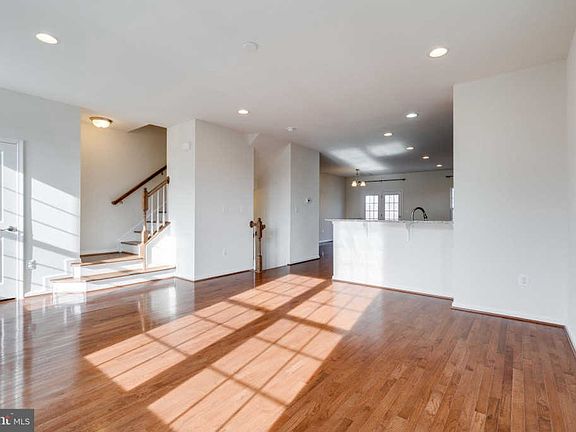 3rd image of 1702 Dorothy Ln