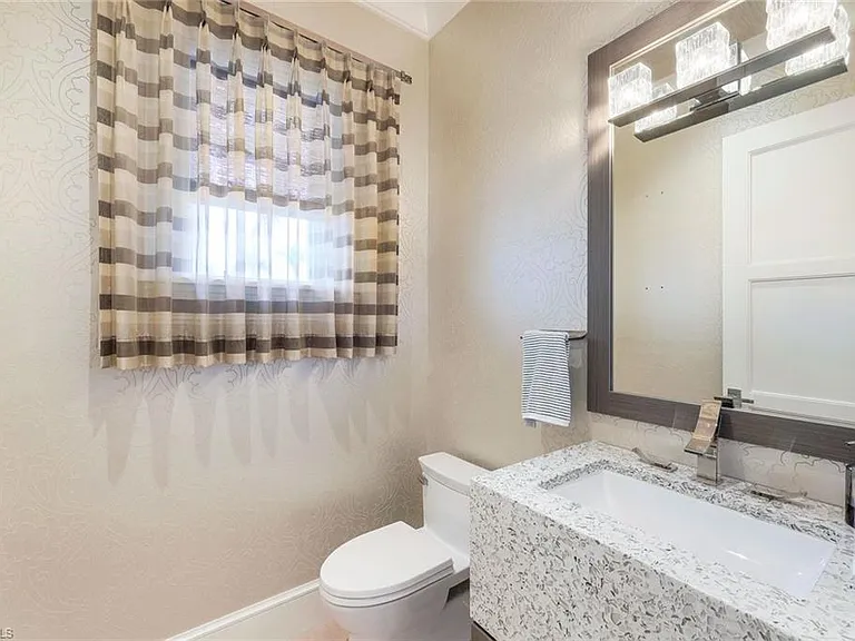 425 Harbour Dr — Photo 23