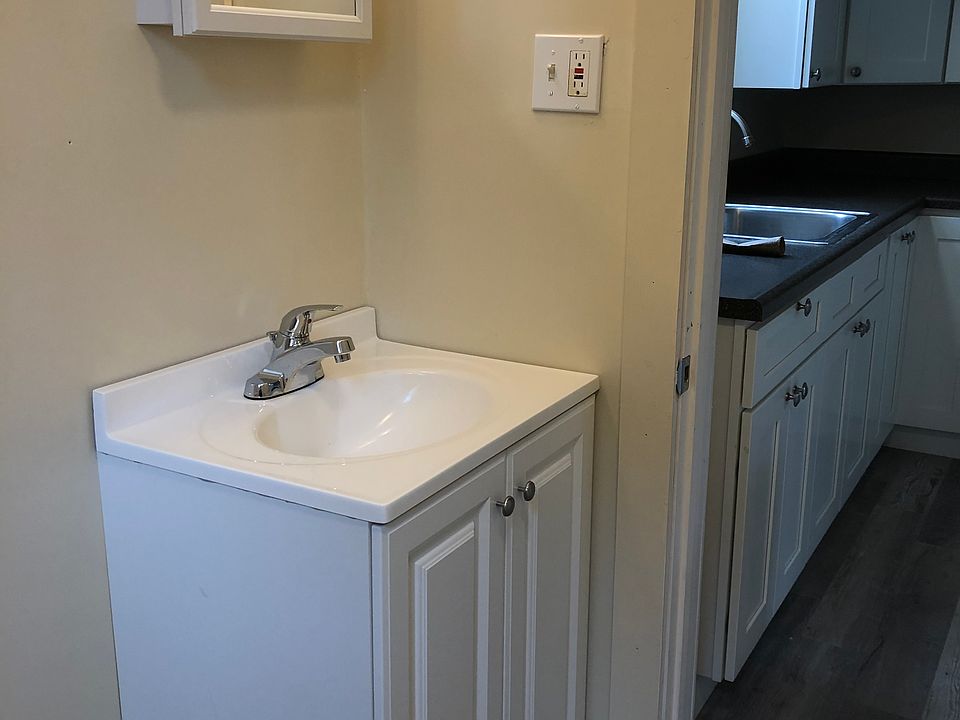 2nd image of 429 Ash St APT 1