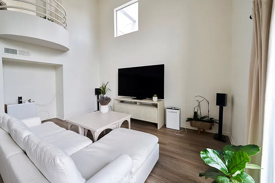 2 bed, 2.5 bath, 1640 sqft, $7,400 — Photo 4