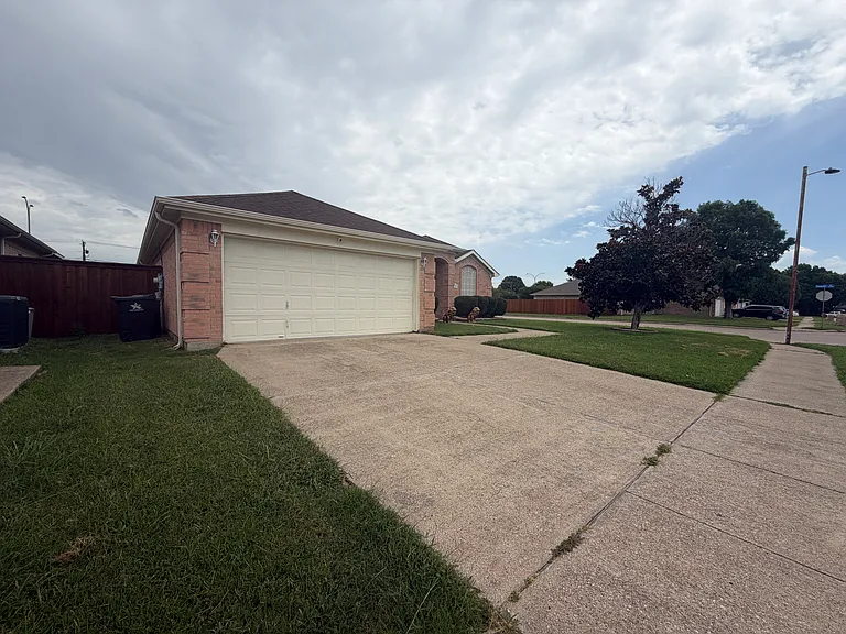 2207 Hickory Wood Trl — Photo 3