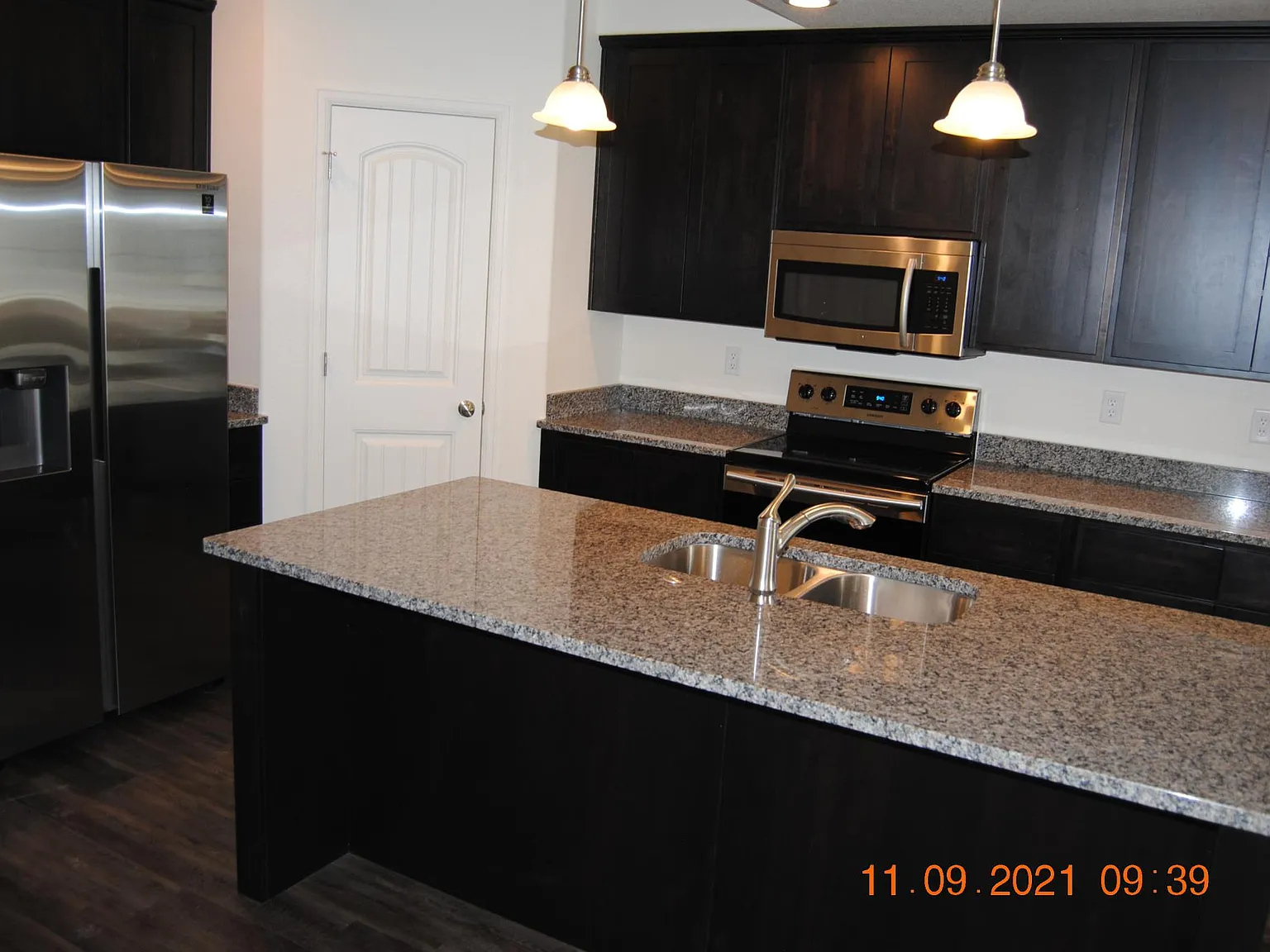 3 bed, 2116 sqft, $2,200 — Photo 3
