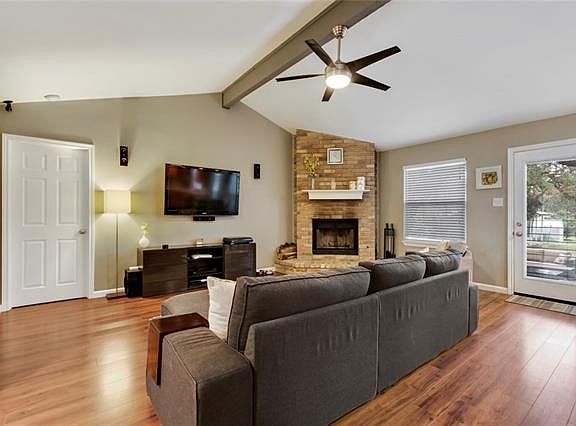 3rd image of 402 Edgewood Cir