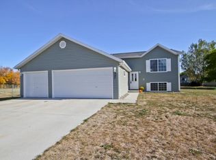 327 Meridian Cir, Mapleton, ND 58059