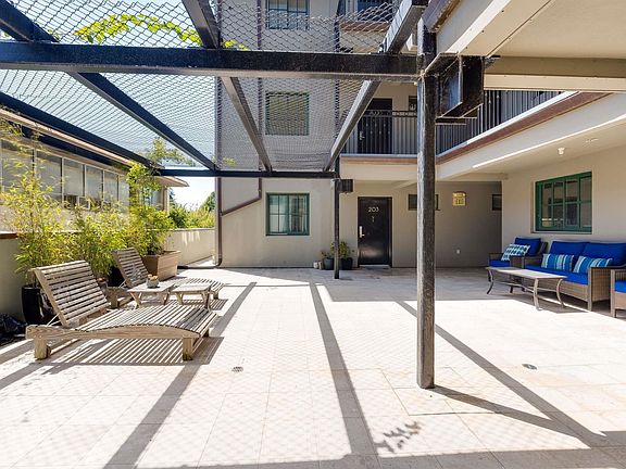 4th image of 2628 Telegraph Ave #303