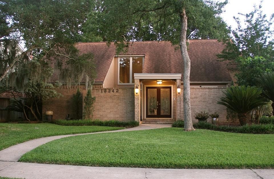 Welcome Home to this beautiful home in the heart of the popular neighborhood of Brook Forest!