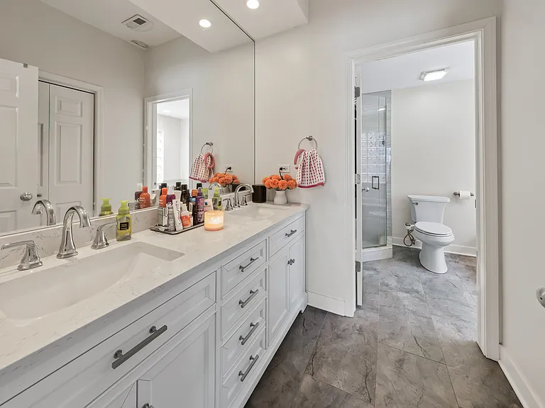 811 W Superior St #4 — Photo 16