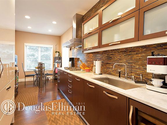 4th image of 50 Chateau Ln #50