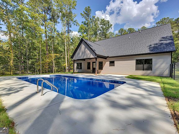 5th image of 673 Pelican Cir