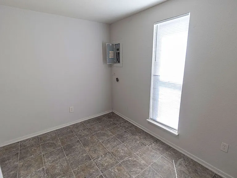 215 N West Blvd — Photo 31