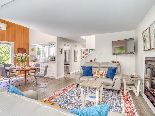 1252 SW Meadow Ln, Depoe Bay, OR 97341