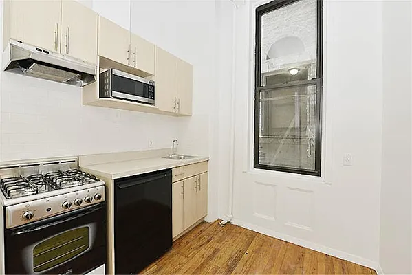 Rented by Buchbinder & Warren | media 21