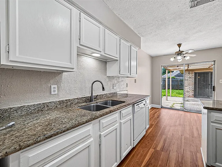 13847 Cherry Hollow Ln — Photo 23