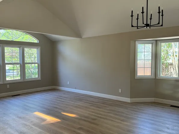 9663 Lakewood Dr, Windsor, CA 95492