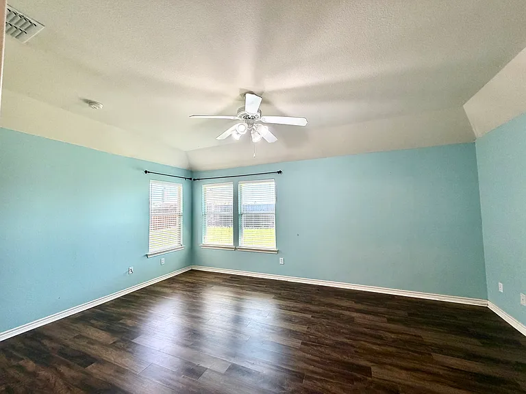 902 Rockton Dr — Photo 10