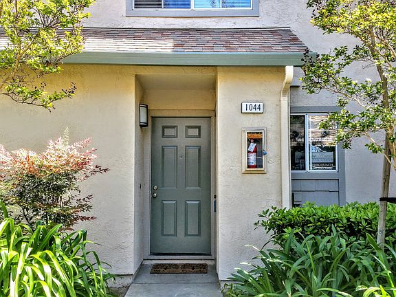 3rd image of 1044 Summershore Ct