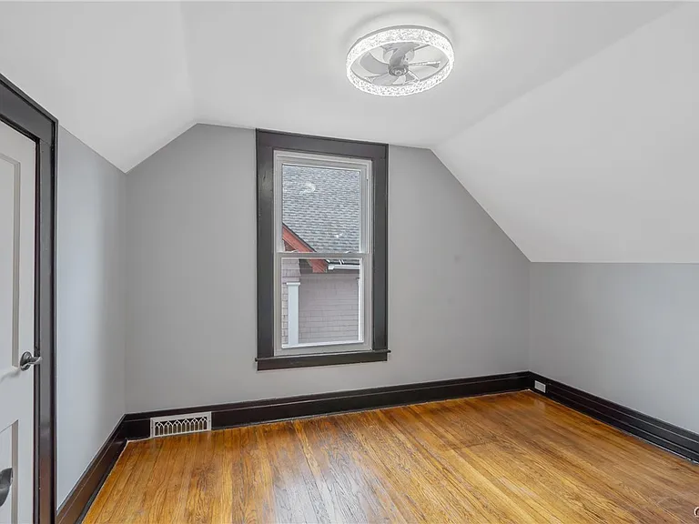 944 Bellevue Ave — Photo 14