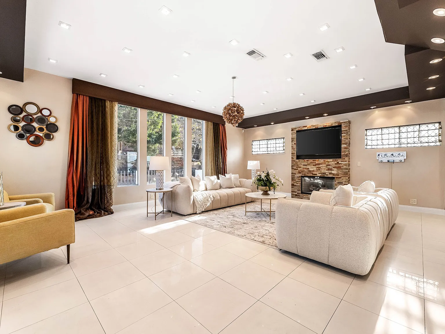 1521 Benedict Canyon Dr — Photo 3