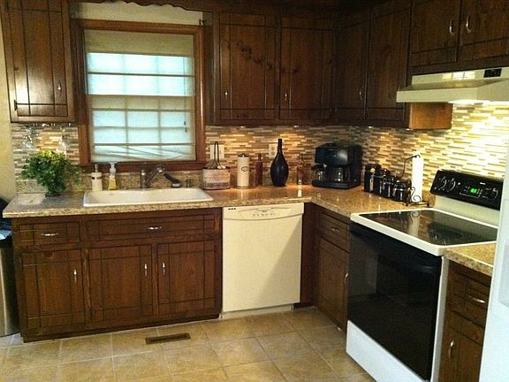 Kitchen w/pleanty of lightin