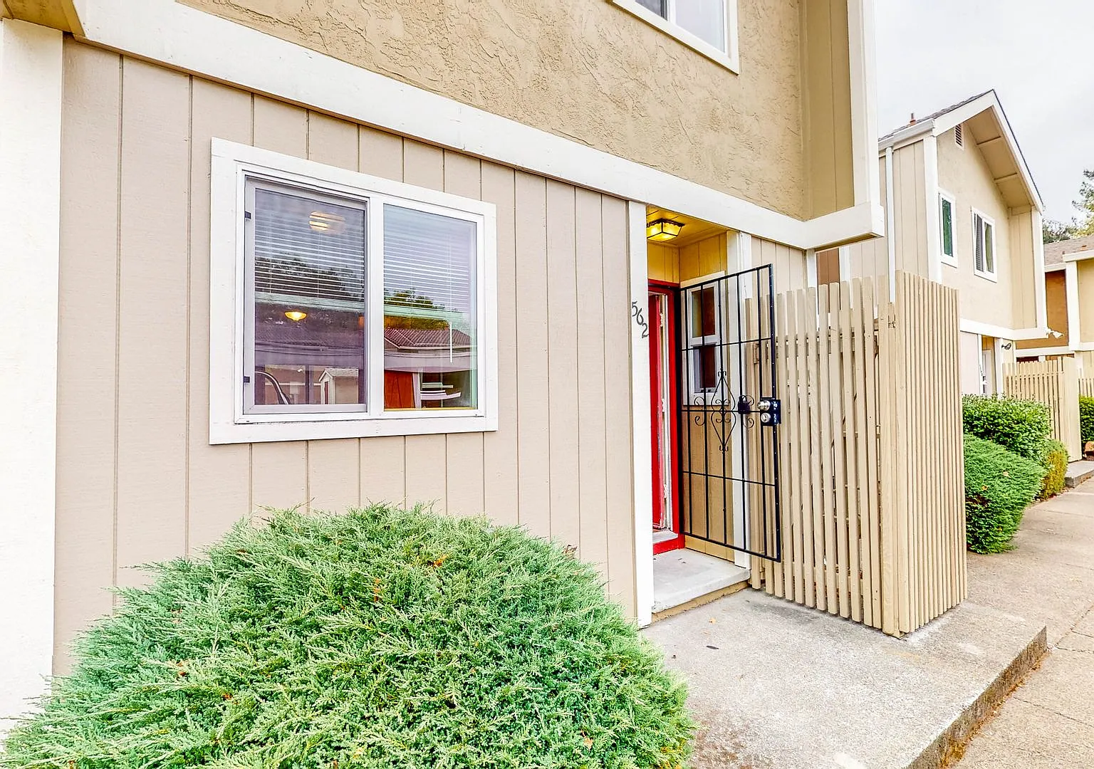 Charming 2 bedroom 1.5 Condo in Deer Meadow! Community includes pool and basket ball court, Water... — Photo 2