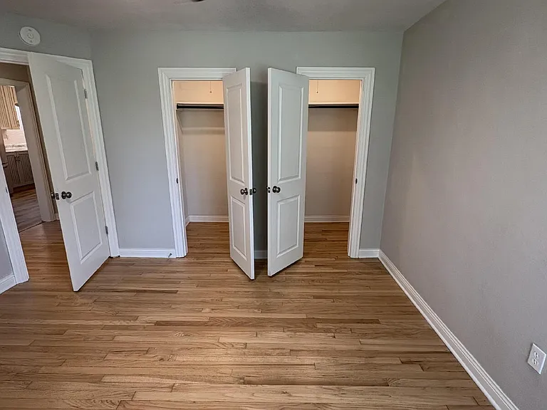 2211 E Walnut St — Photo 20