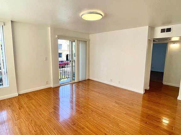 4th image of 1212 N Beachwood Dr #1