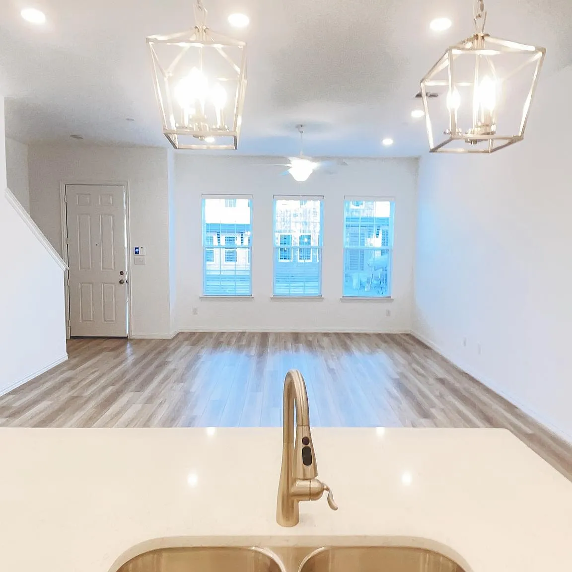3 bed, 2.5 bath, 1674 sqft, $2,650 — Photo 3